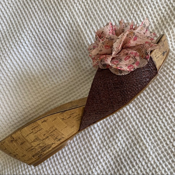 Unisa Wedge Sandals with Soft Petals Brown Size 8M - Picture 5 of 8